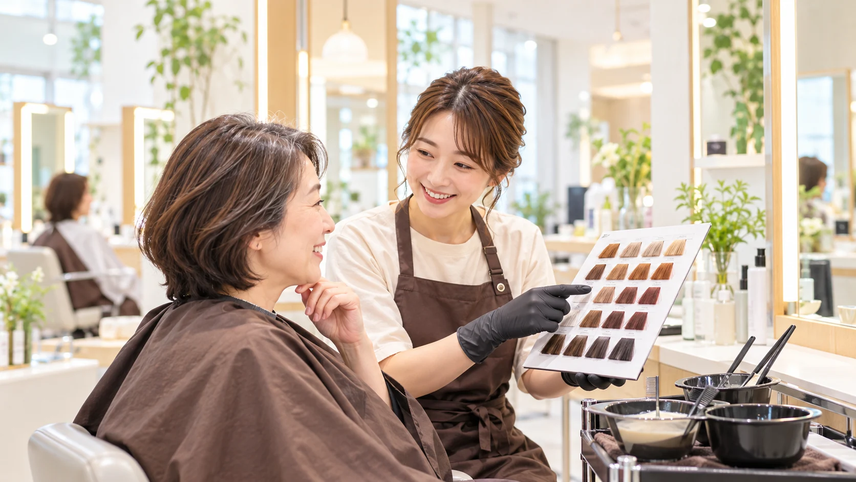 カラーの希望を伺いながら色味を提案する美容師のイメージ写真