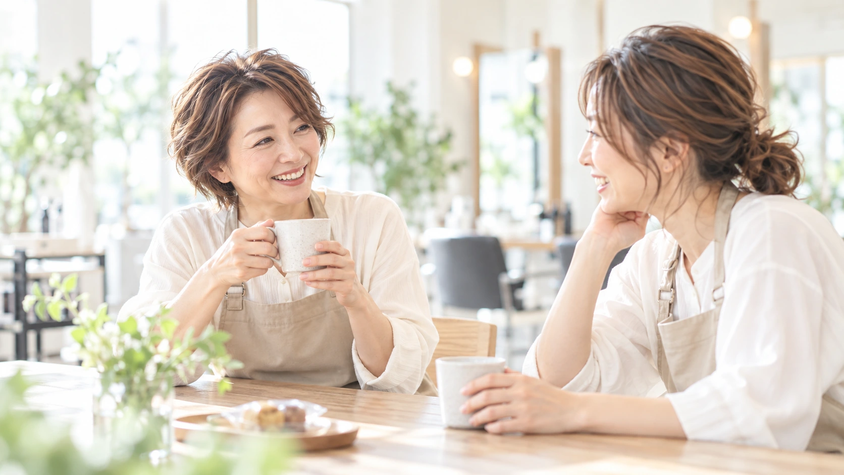 同僚と休憩時間に会話する美容師のイメージ