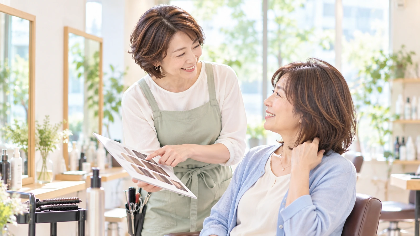 美容師がお客様とヘアスタイルを相談するイメージ