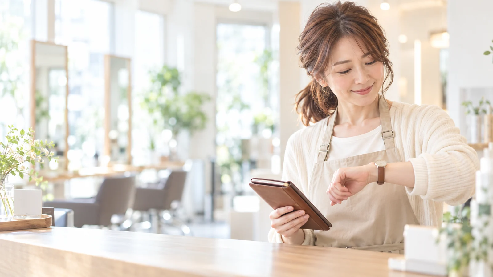 予定と時間を確認する美容師